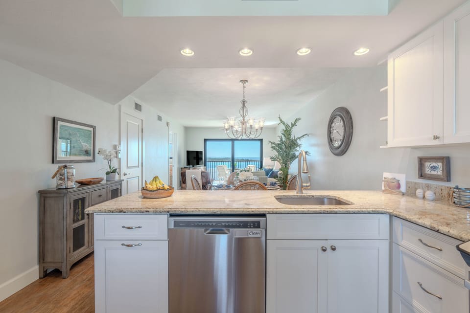 Lovley open floor plan.