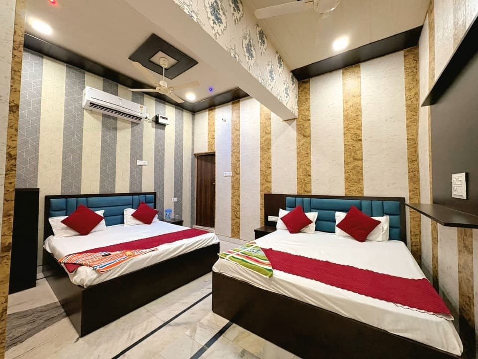 Family Room | Desk, laptop workspace, free WiFi