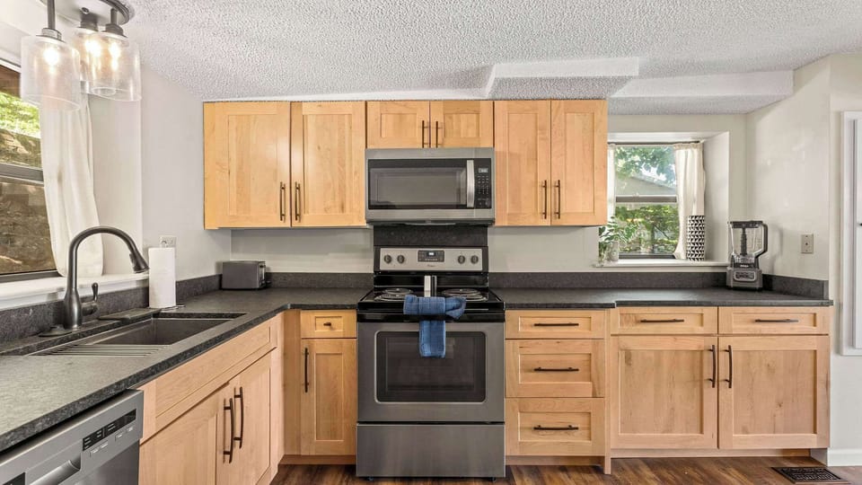 House, Multiple Beds, Patio (Honey Hole) | Private kitchen