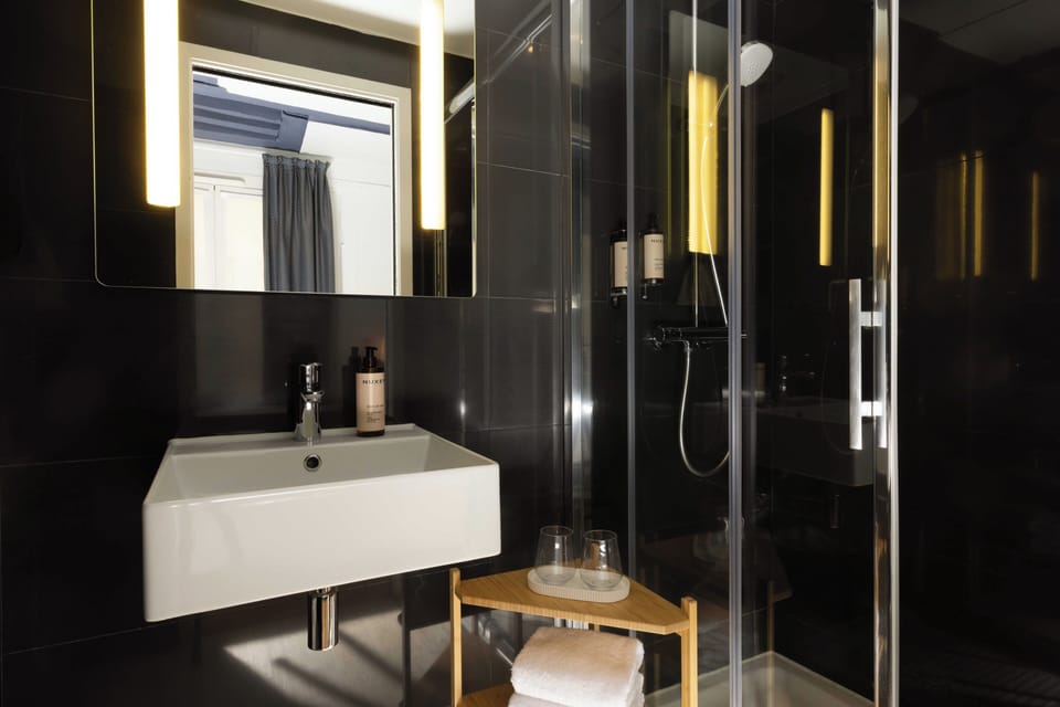 Superior Double or Twin Room | Bathroom | Free toiletries, hair dryer, towels