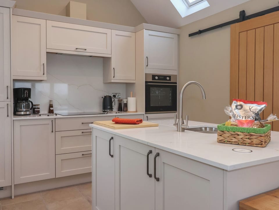 Cottage | Private kitchen | Dishwasher, cookware/dishes/utensils