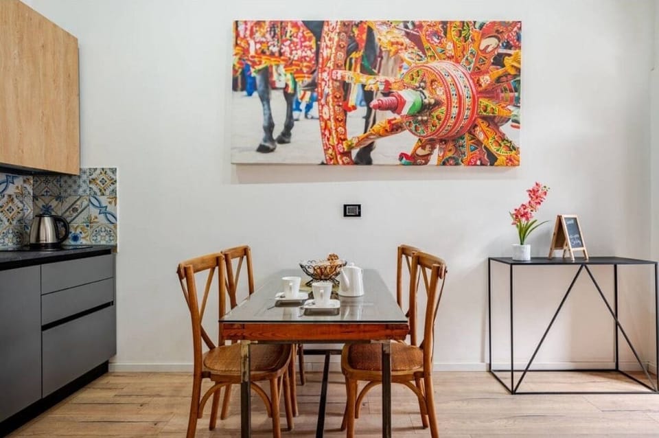 Luxury Suite, 1 Double Bed with Sofa bed, Private Bathroom, City View | Dining