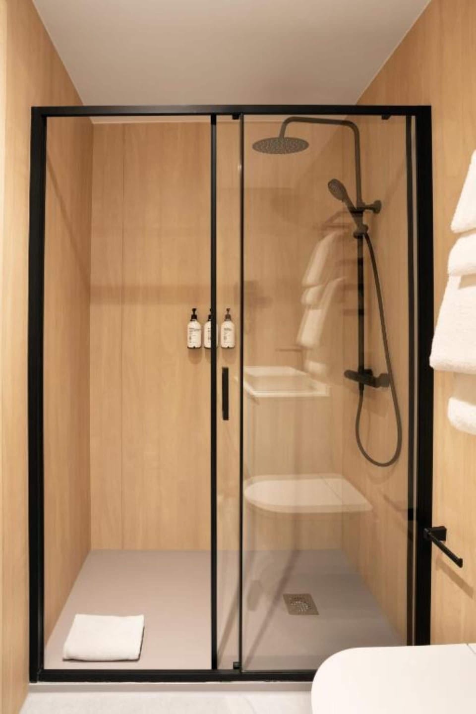Standard Double Room | Bathroom | Shower, free toiletries, hair dryer, towels