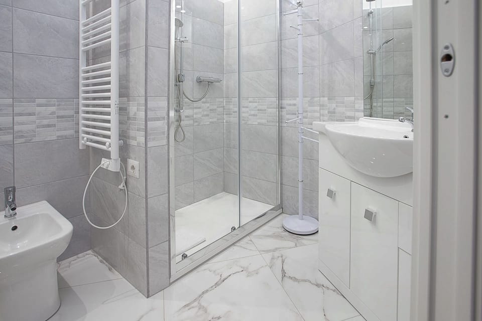 Shower, free toiletries, hair dryer, towels