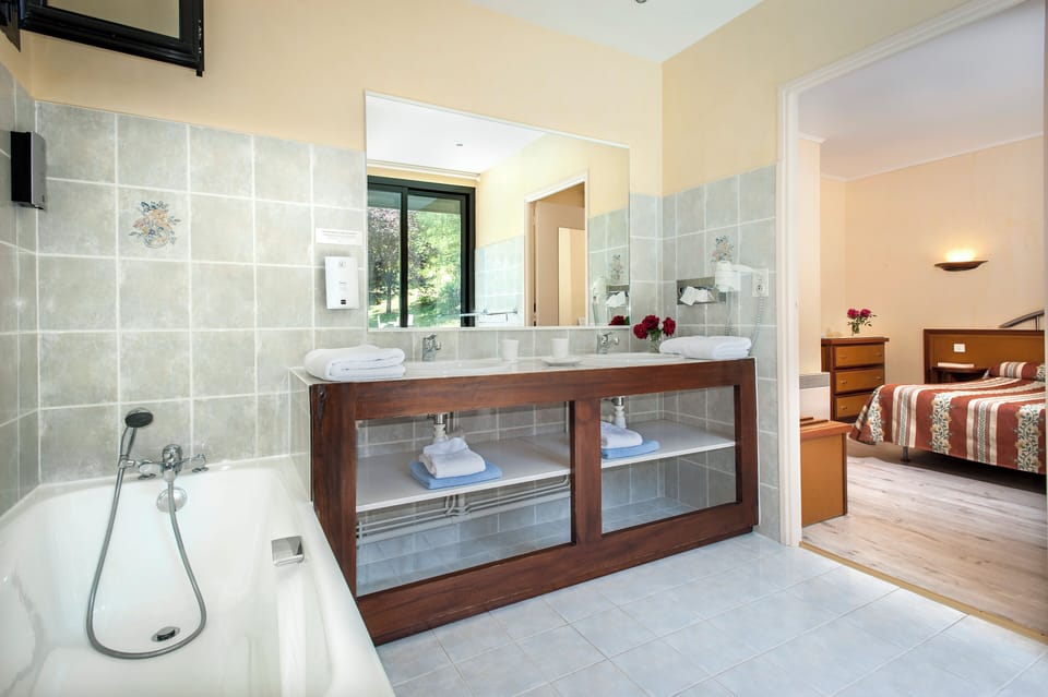 Superior Double Room, Balcony | Bathroom