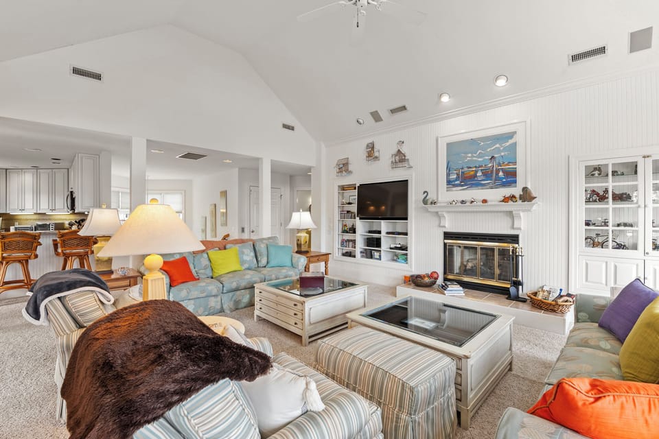 BU88: Apollo Sunset | Top Level Living Area