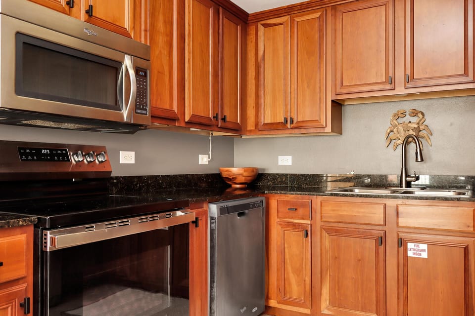 Condo, Multiple Beds (Paradise Shores 404 Seashell Inn) | Private kitchen