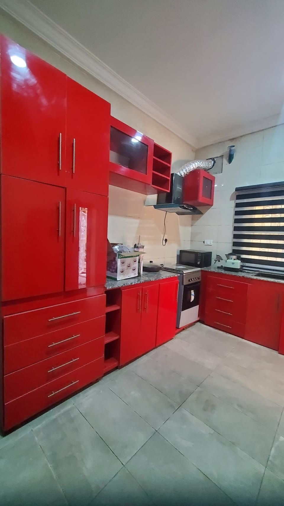 Full-size fridge, microwave, oven, stovetop