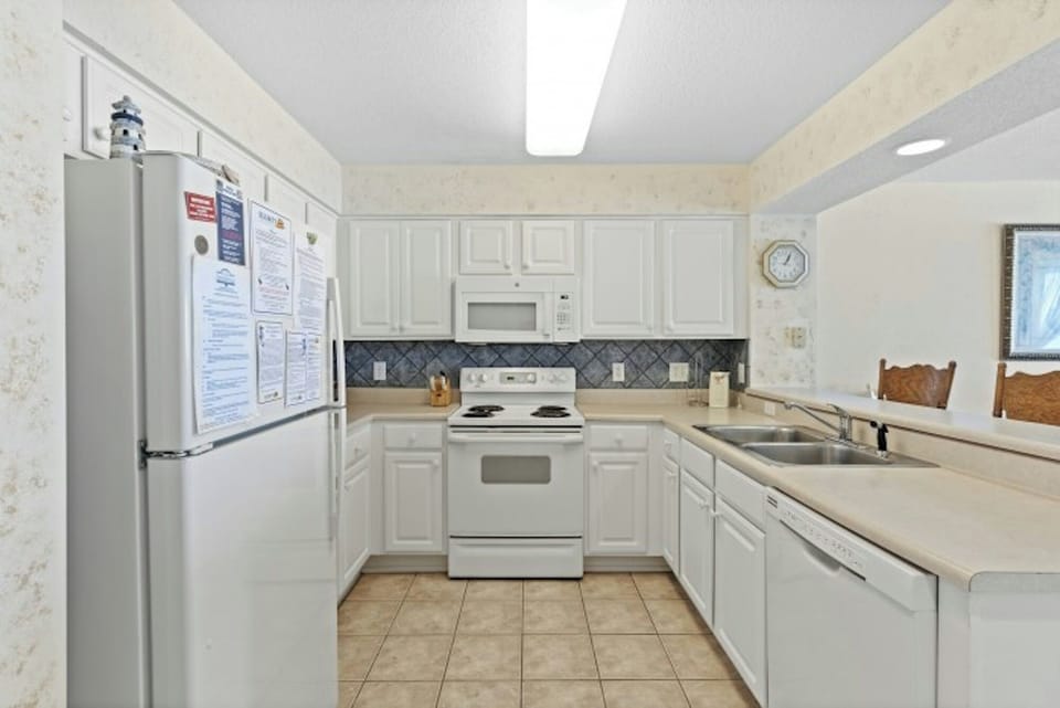 Fully equipped kitchen & plenty of counter space to help make meal prep a snap.