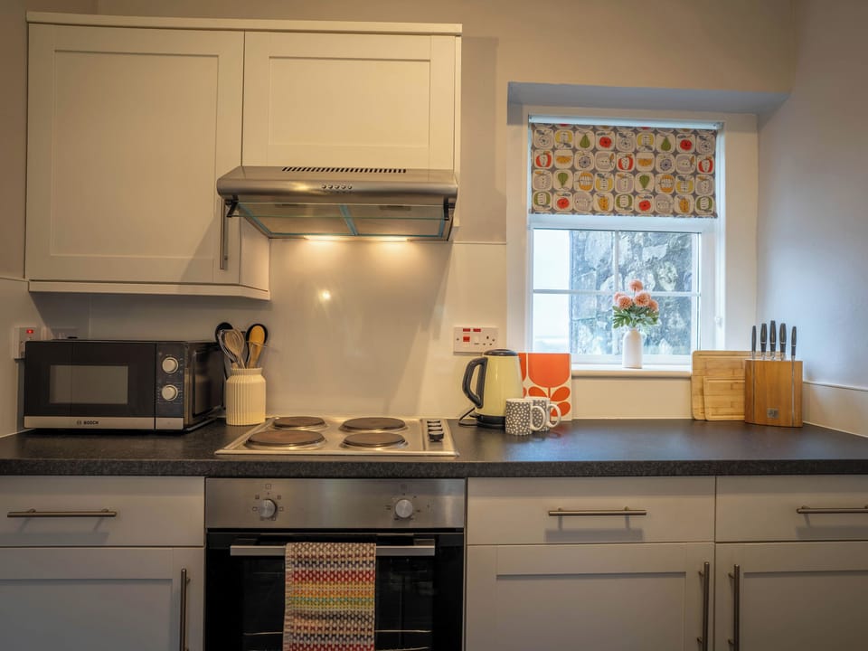 Cottage | Private kitchen | Dishwasher, cookware/dishes/utensils