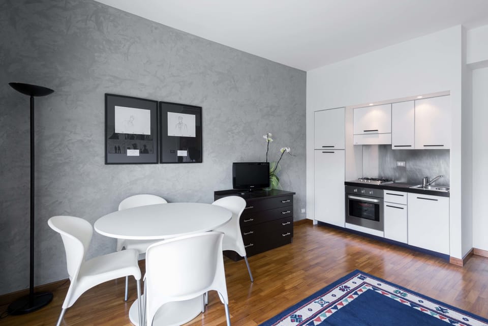 Deluxe Room | Private kitchen | Full-size fridge, stovetop, cookware/dishes/utensils