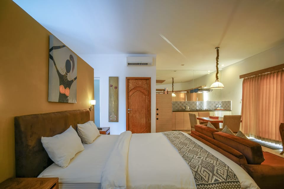 Deluxe Room | Minibar, desk, soundproofing, rollaway beds