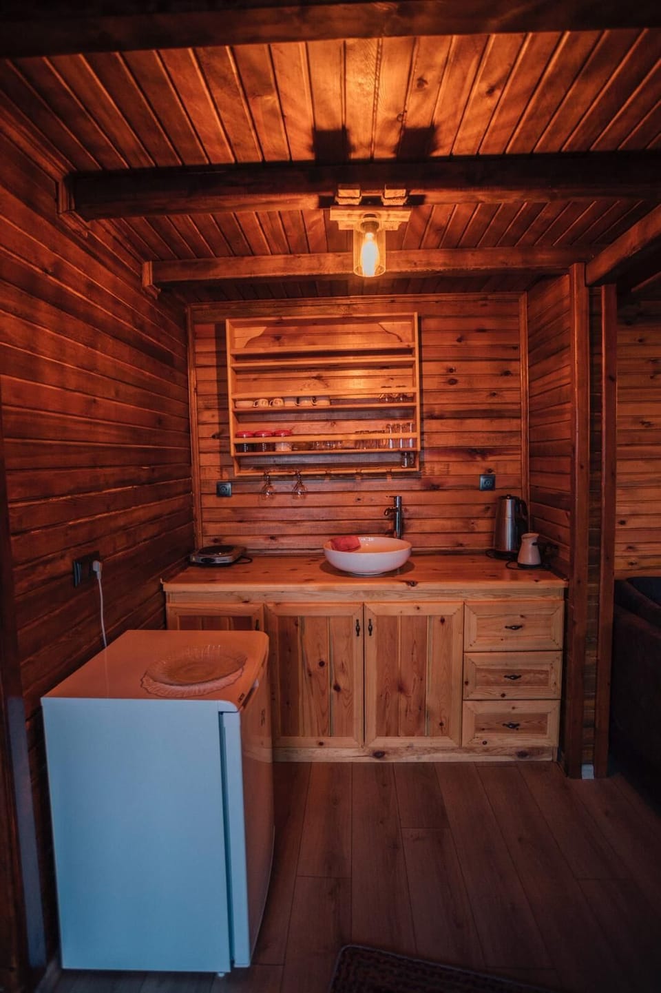 Comfort Bungalow | Bathroom | Hair dryer, towels, soap, toilet paper