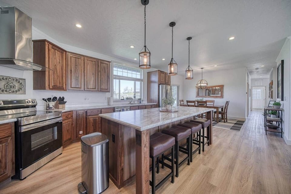Stylish well-equipped, spacious kitchen for gathering friends and families.  This space is perfect.