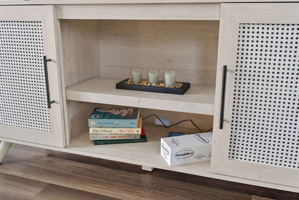 Cozy 3 bedroom 2 bath home offers plenty of room to sleep up to 7. High speed internet, washer and dryer, linens, and all kitchen amenities included. Located just across from Ft. Campbell Army