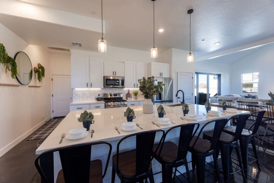 Dining Area - Plenty of seats for large groups