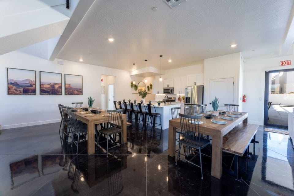 Dining Area - Plenty of seats for large groups