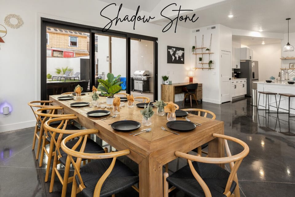 Dining Area - Plenty of seats for large groups