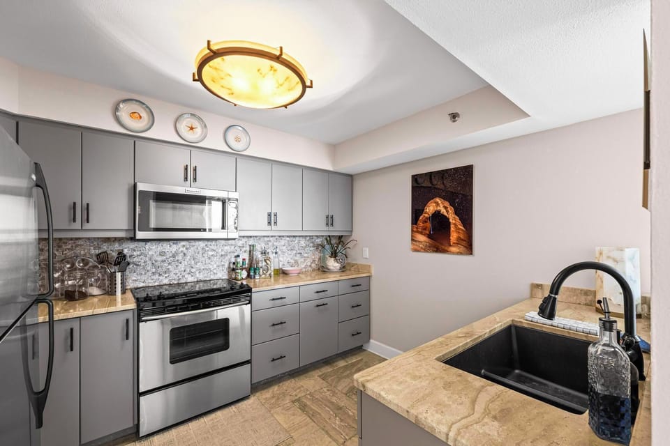 A fully equipped kitchen designed to meet every culinary need.