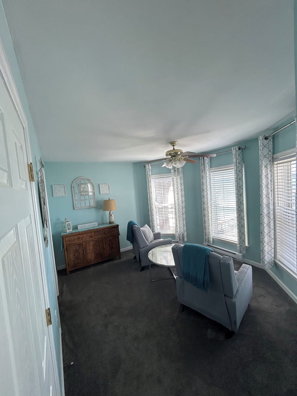 Sitting area - view 2
