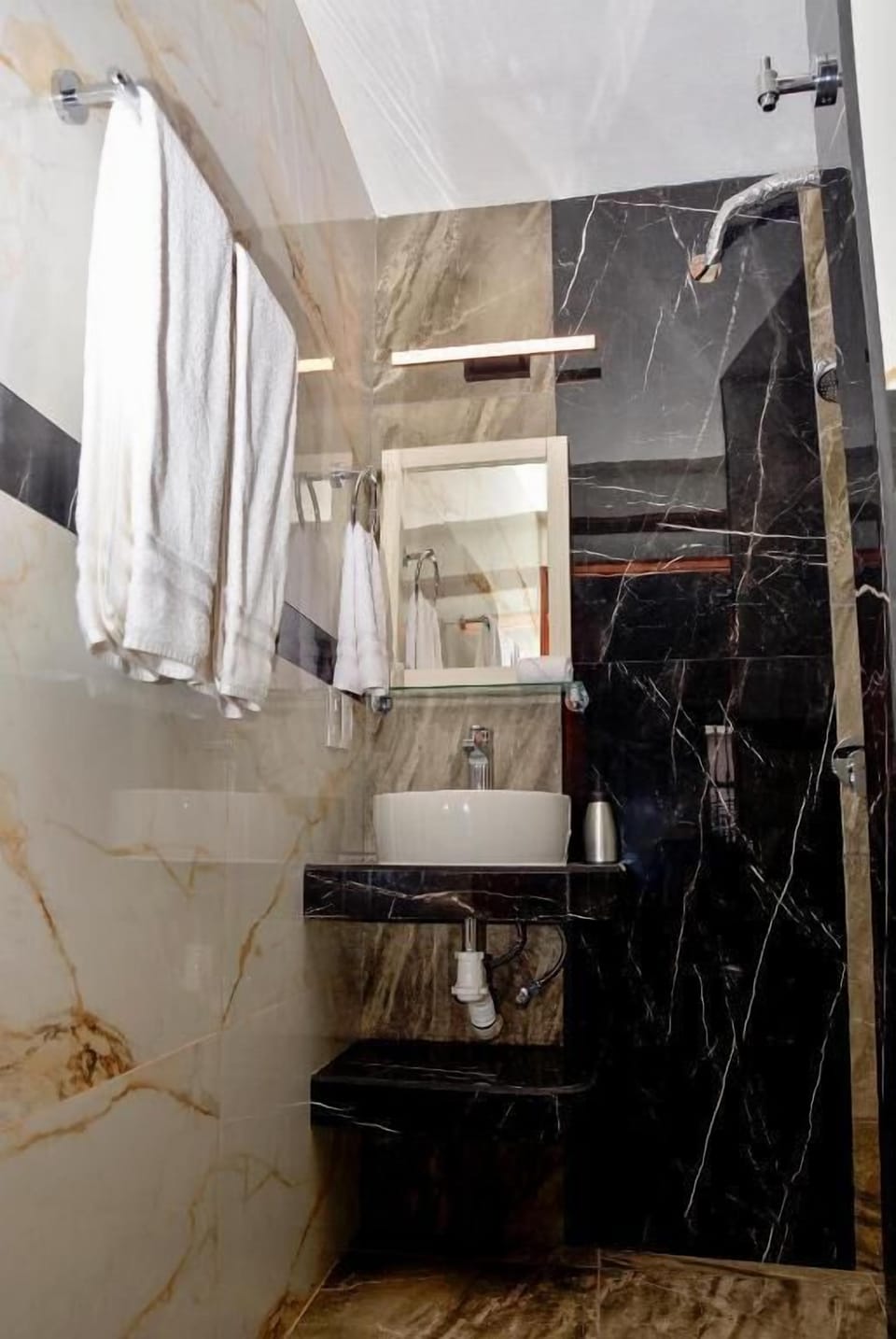 Deluxe Double Room | Bathroom | Shower, towels