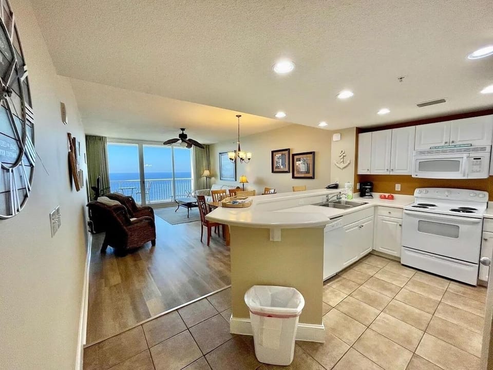 Condo, 1 King Bed with Sofa bed (Majestic Beach Towers 2-2107) | Interior