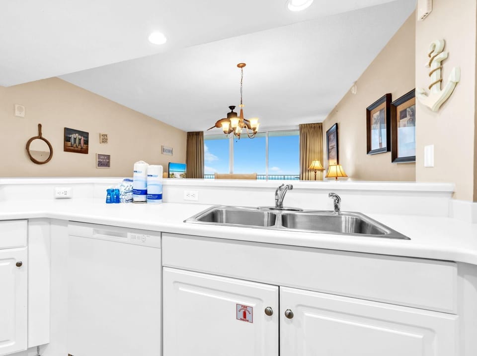 Condo, 1 King Bed with Sofa bed (Majestic Beach Towers 2-2107) | Interior