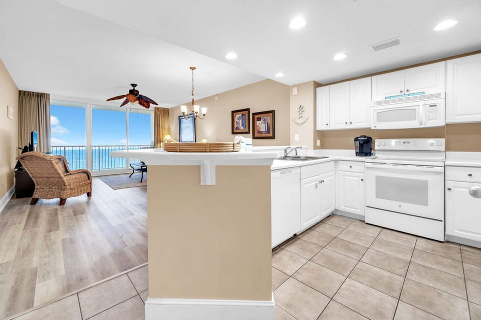 Condo, 1 King Bed with Sofa bed (Majestic Beach Towers 2-2107) | Private kitchen