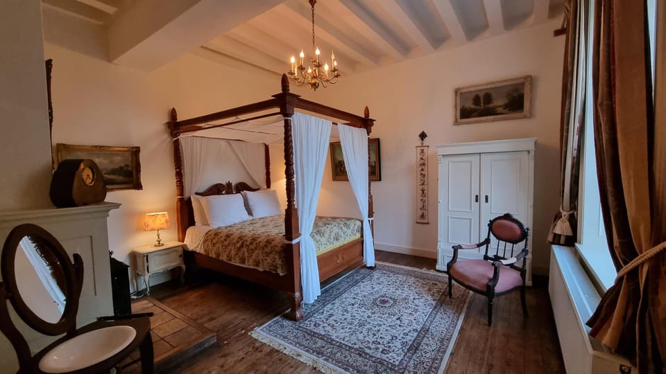 Suite, 1 Queen Bed, Non Smoking (Shower Only) | Individually decorated, individually furnished, bed sheets