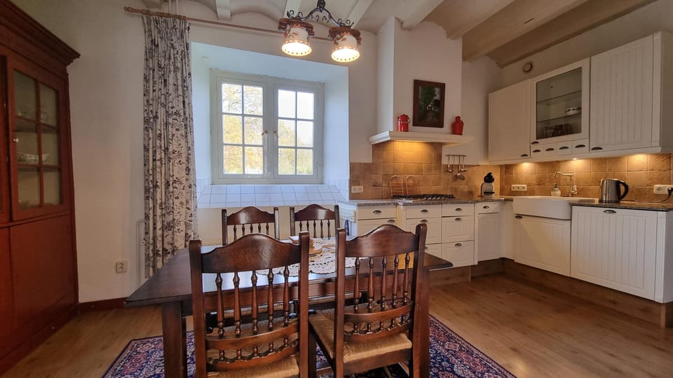 Suite, 1 Queen Bed, Non Smoking (Shower Only) | Private kitchenette | Cookware/dishes/utensils