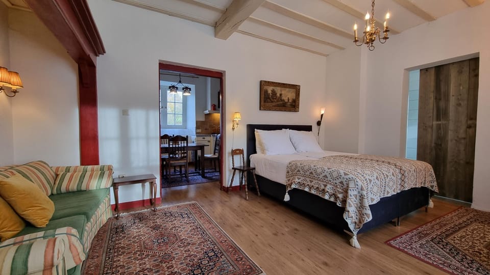 Suite, 1 Queen Bed, Non Smoking (Shower Only) | Individually decorated, individually furnished, bed sheets