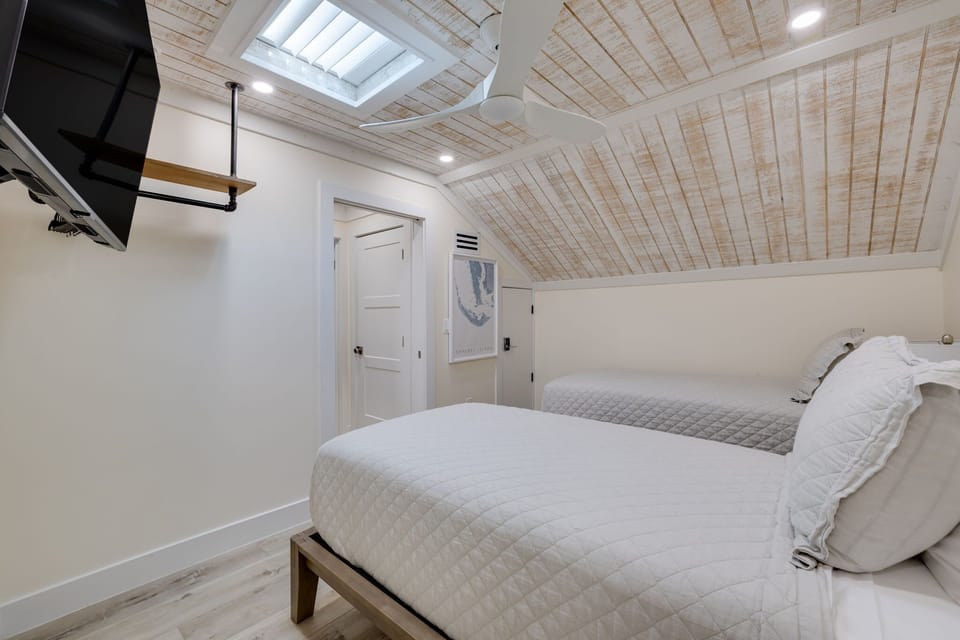 Fourth bedroom (upstairs) with two twin beds