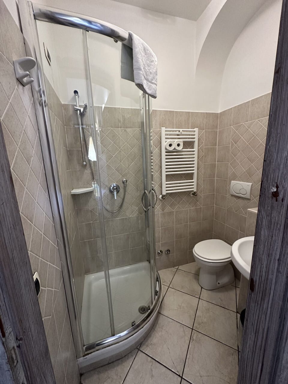 Room, 1 Double Bed, Balcony, Courtyard View | Bathroom | Shower, hair dryer, bidet, towels