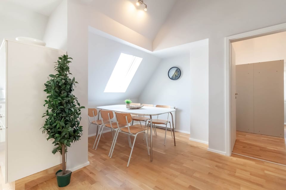 Our cozy dining area with room for 6 people.