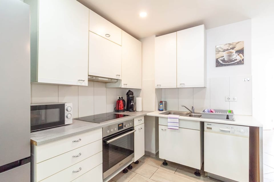 The fully equipped kitchen