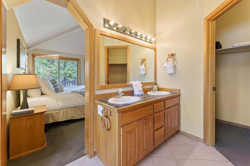 Sunriver Golf Views Hot Tub Escape Cottage in Sunriver