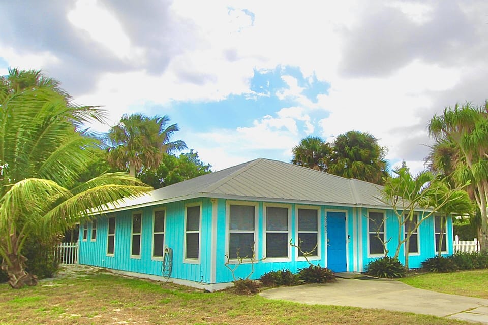 Pelican Cottage, near Historic Downtown Jensen Beach, awaits your stay…