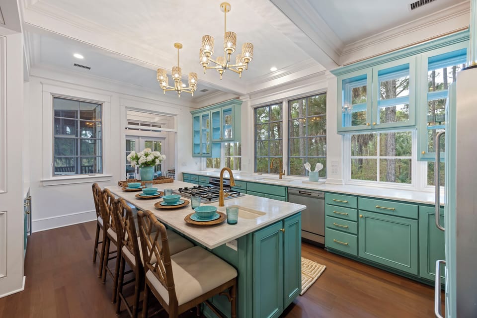Fully equipped modern kitchen with plenty of space to prepare a delicious meal! Enjoy the countertop barstools