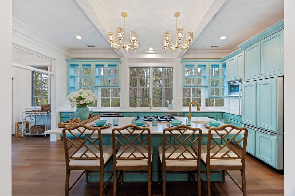 Fully equipped modern kitchen with plenty of space to prepare a delicious meal!
