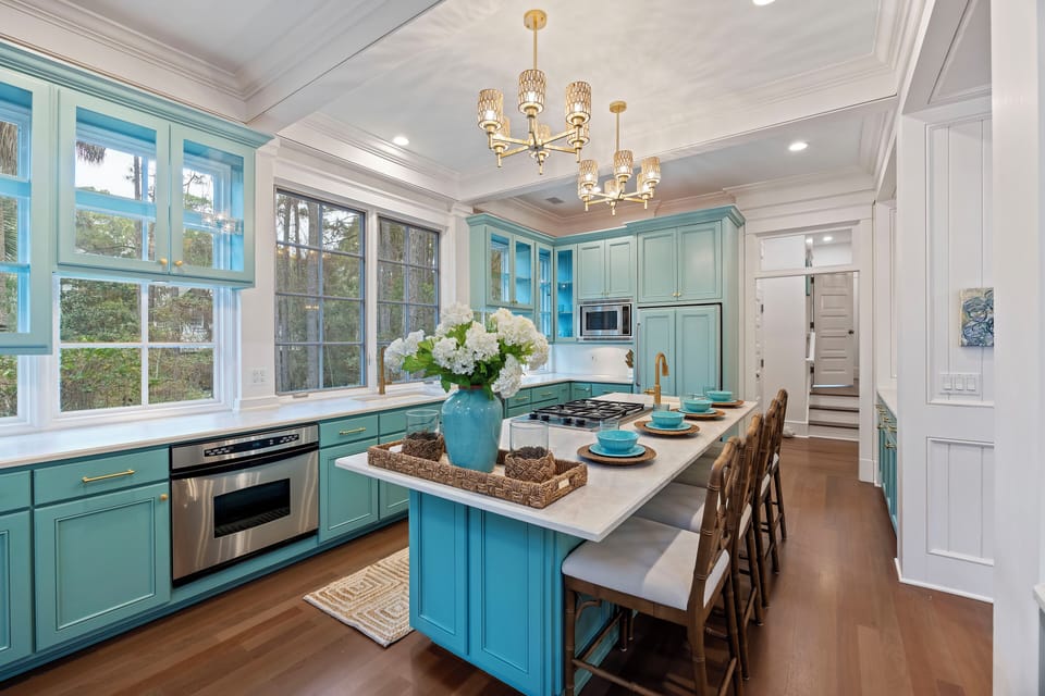 Fully equipped modern kitchen with plenty of space to prepare a delicious meal!