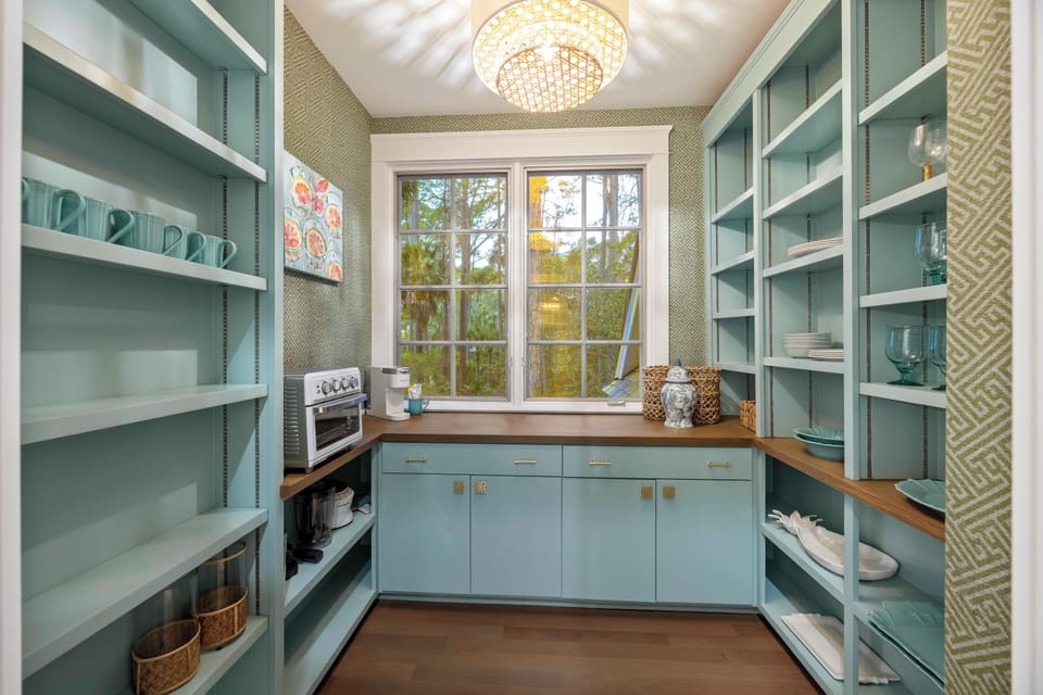 Walk in pantry!