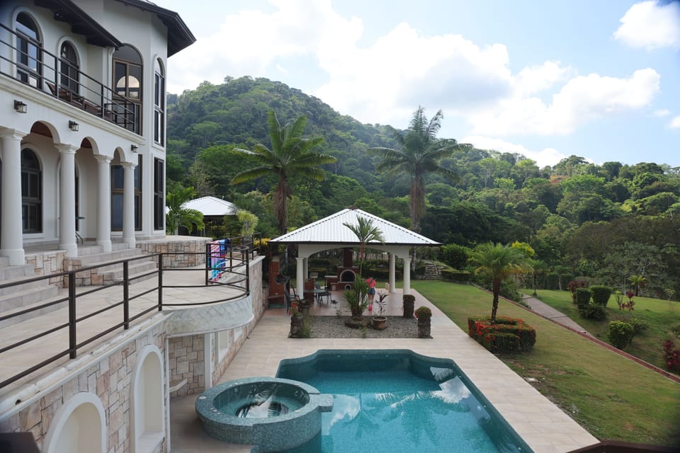 Pool, Jacuzzi and outdoor kitchen