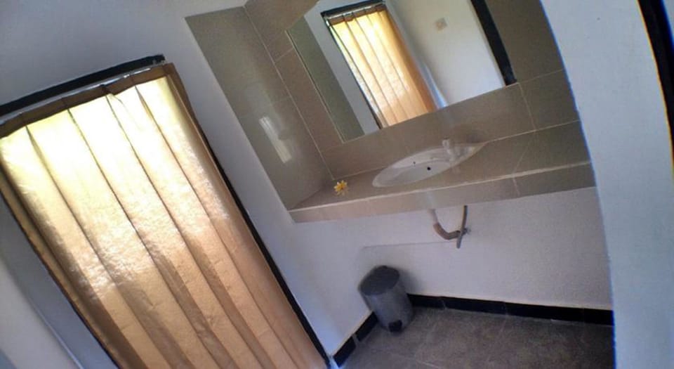 Shower, free toiletries, bidet, towels