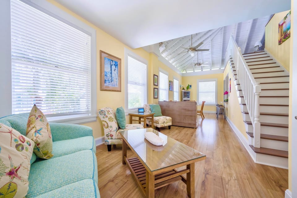 Spacious living & dining area