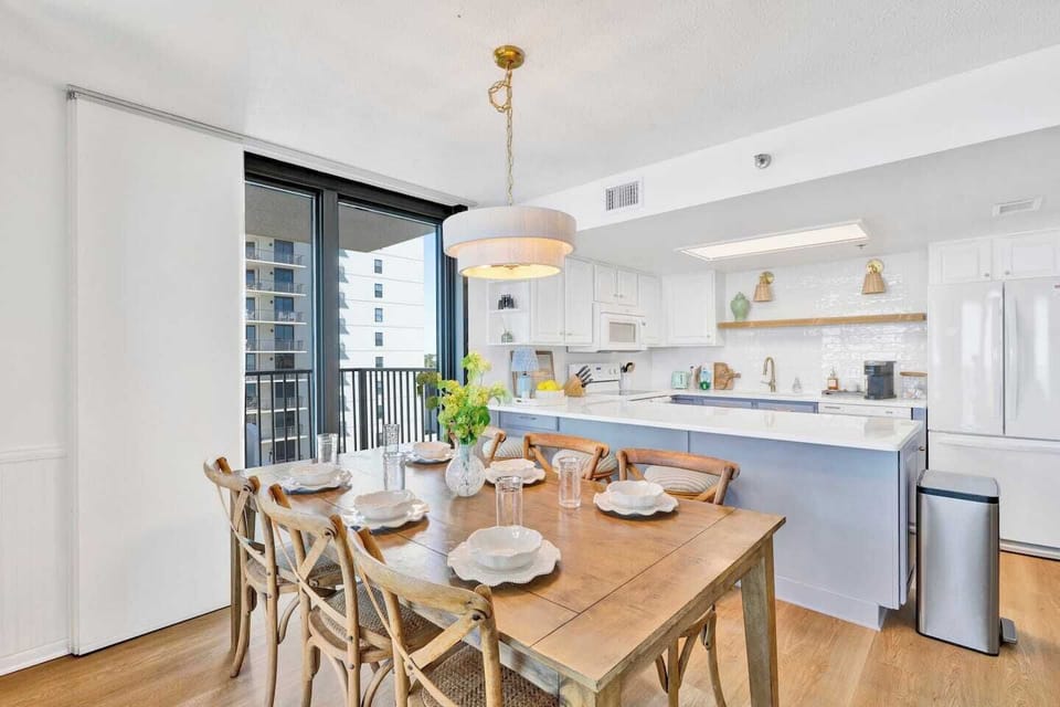 Dining table and bar can seat 9 people