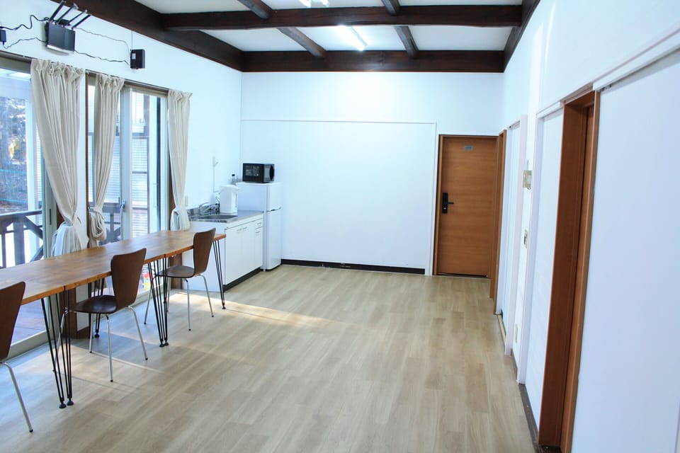 Signature Bungalow, 4 Bedrooms, Non Smoking, Courtyard View | Desk, laptop workspace, free WiFi, bed sheets