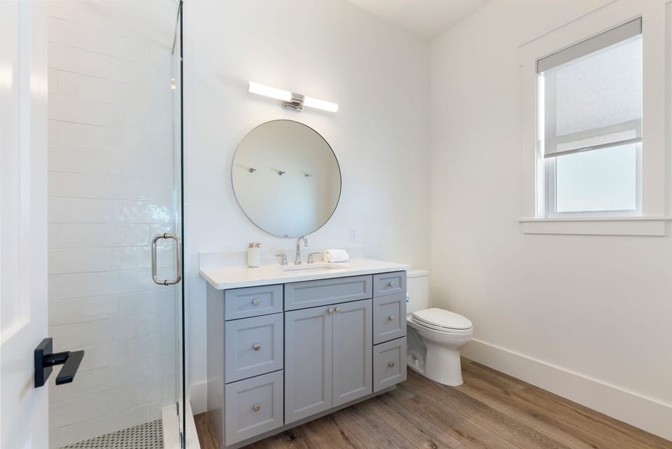 En suite bathroom to the first-floor king bedroom.