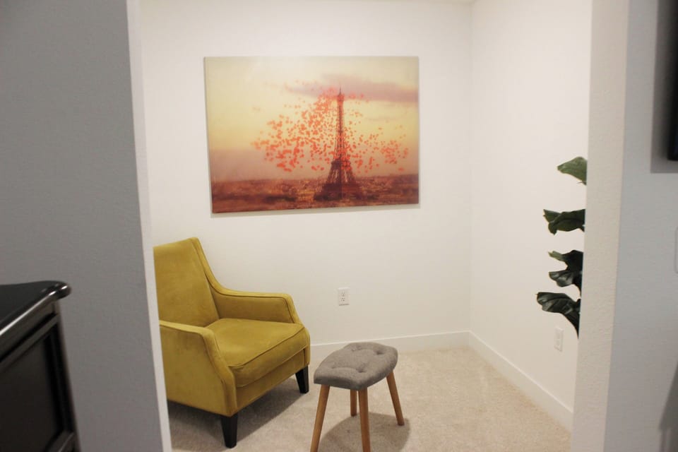 Private sitting room off main bedroom