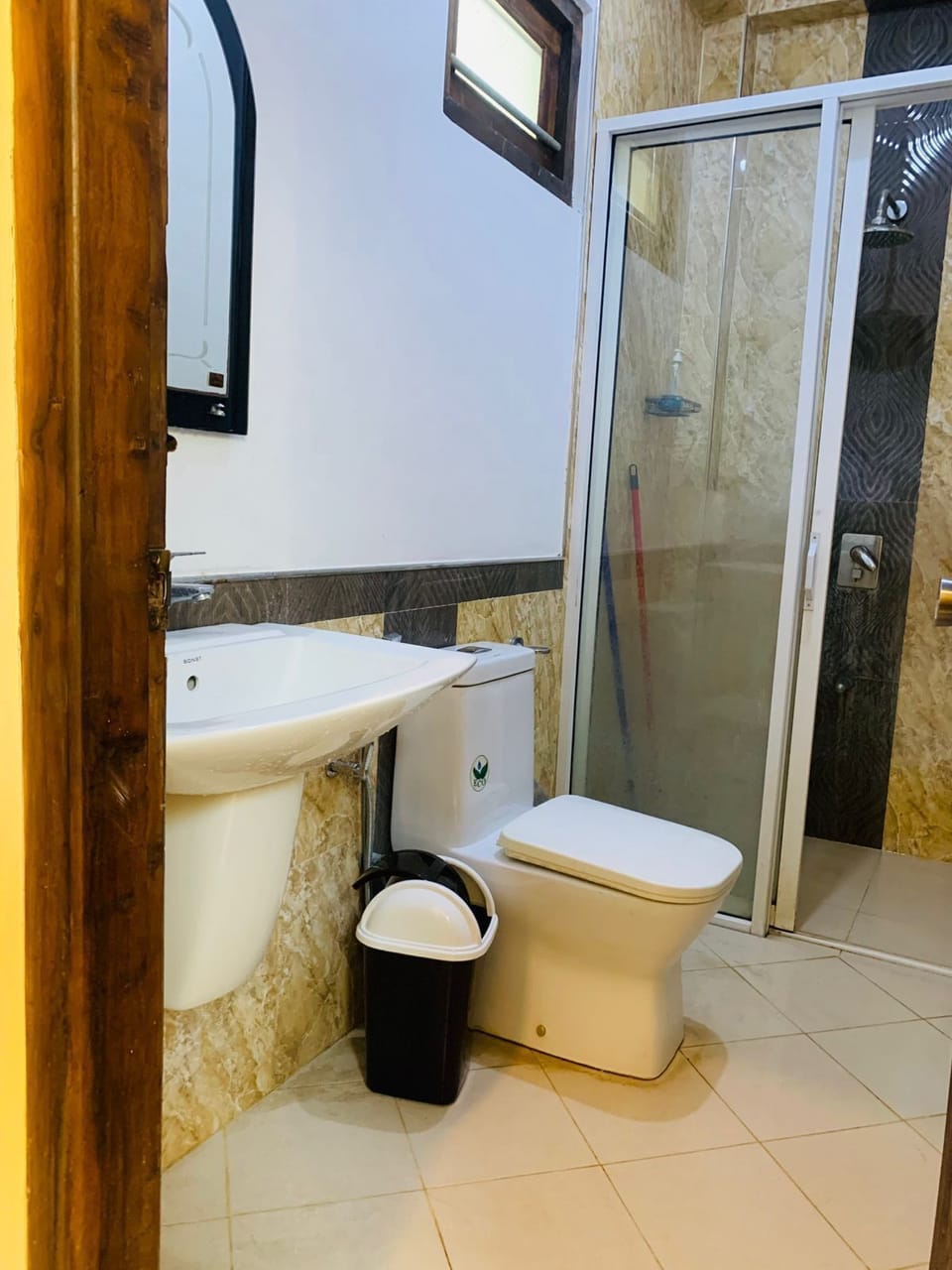 Comfort Triple Room | Bathroom | Shower, rainfall showerhead, free toiletries, hair dryer