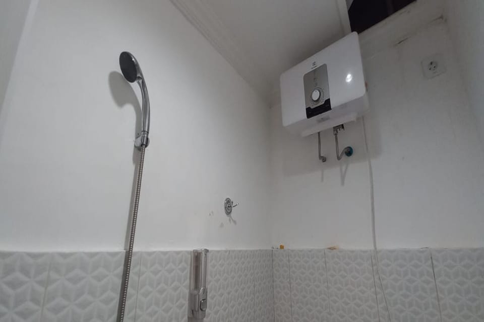 Deluxe Double Room | Bathroom | Shower, towels, soap, shampoo